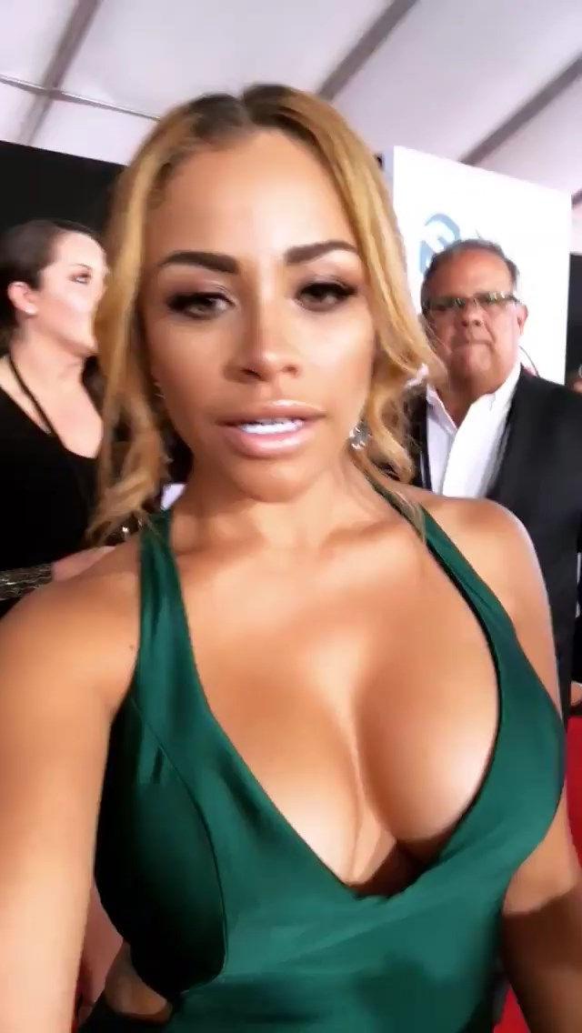 18P Charisse Mills Cleavage