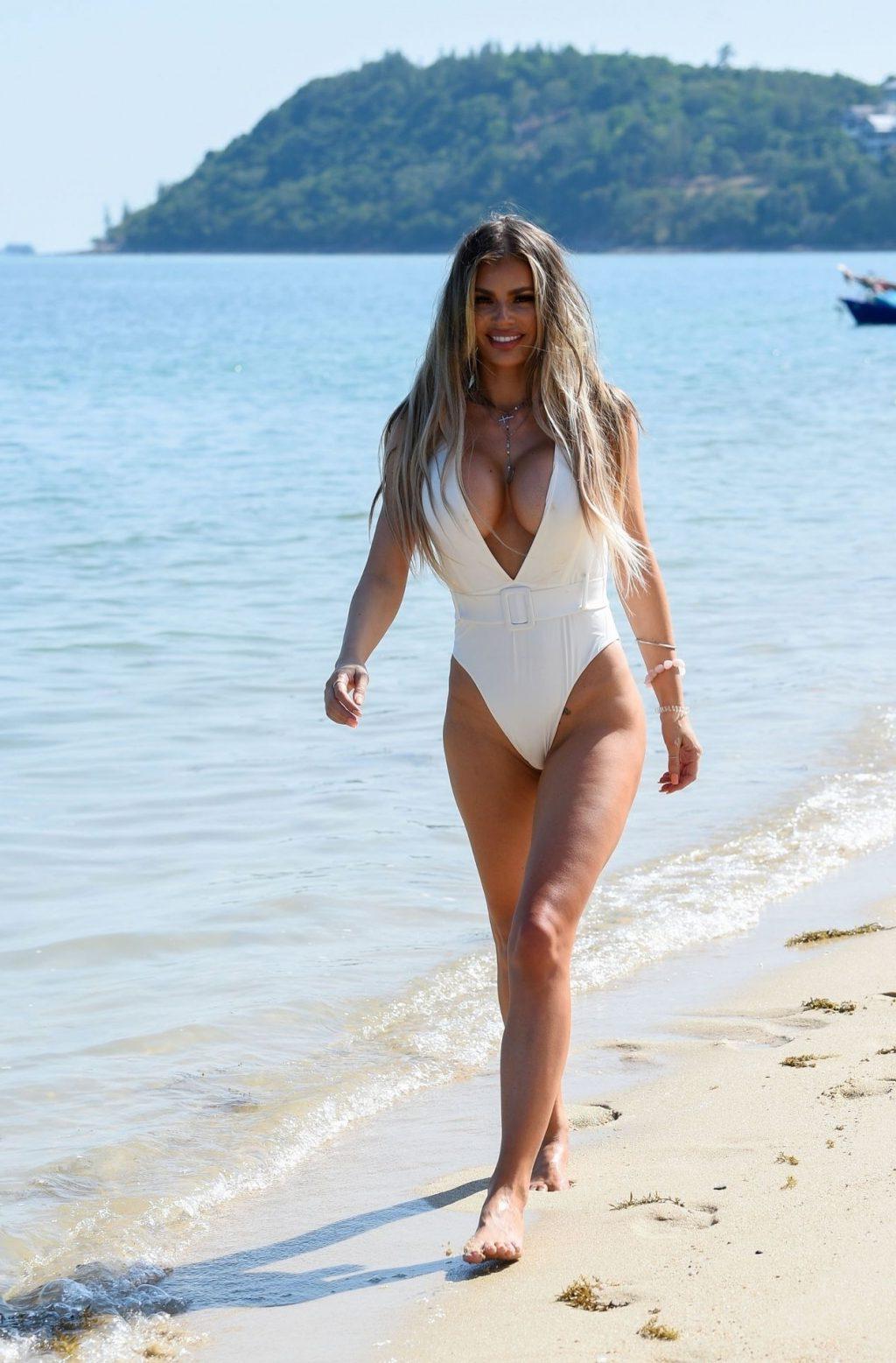4P Chloe Sims Cleavage