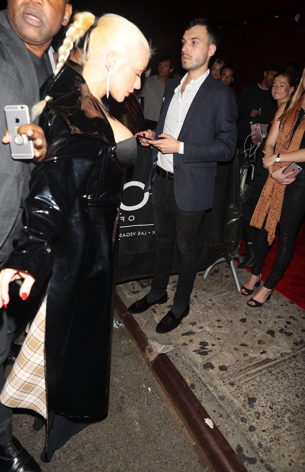12P Christina Aguilera Cleavage