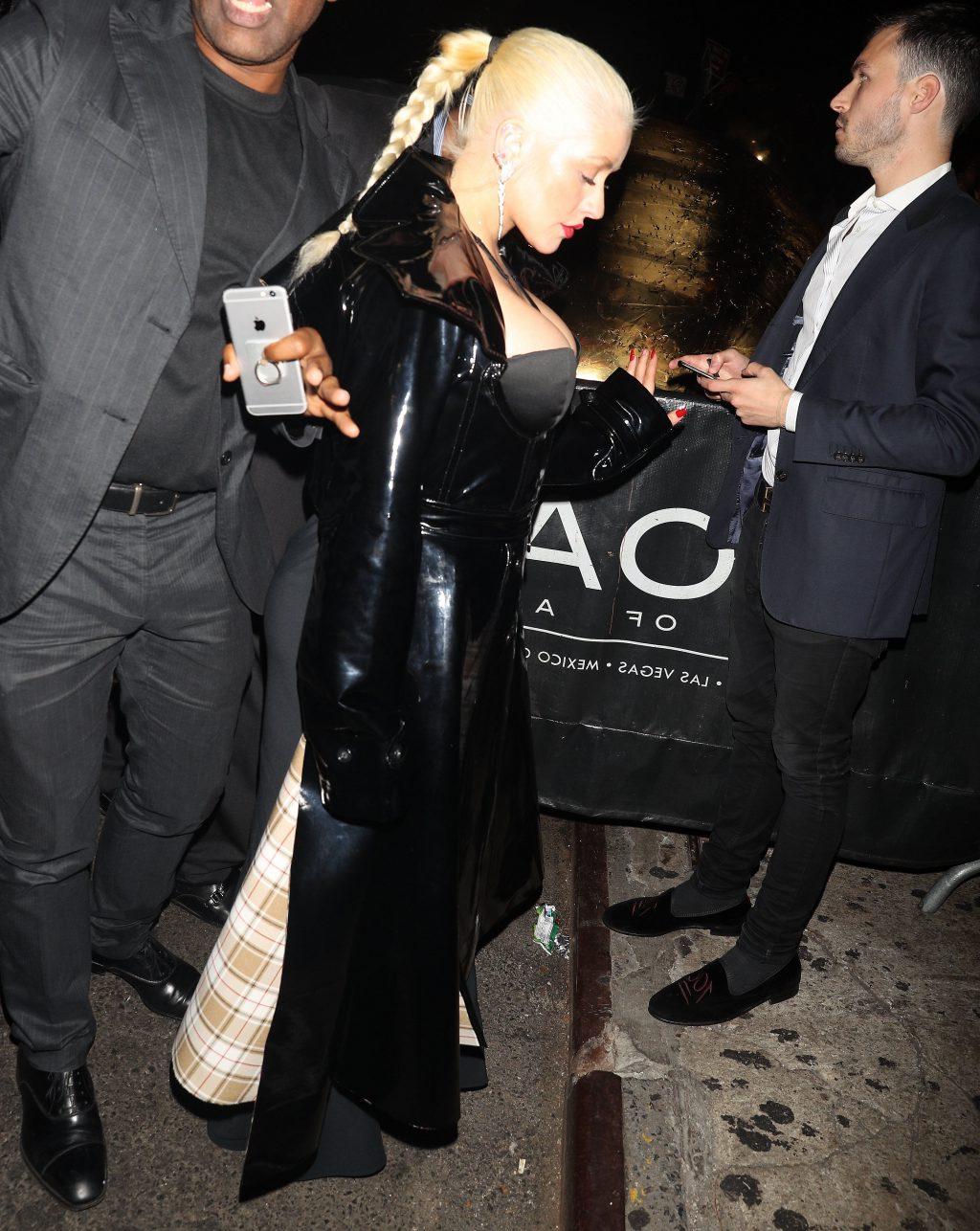 12P Christina Aguilera Cleavage
