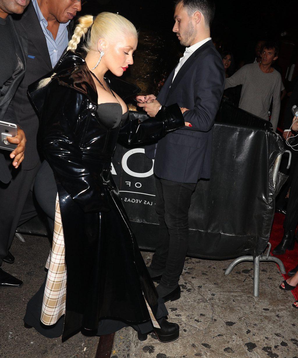 12P Christina Aguilera Cleavage
