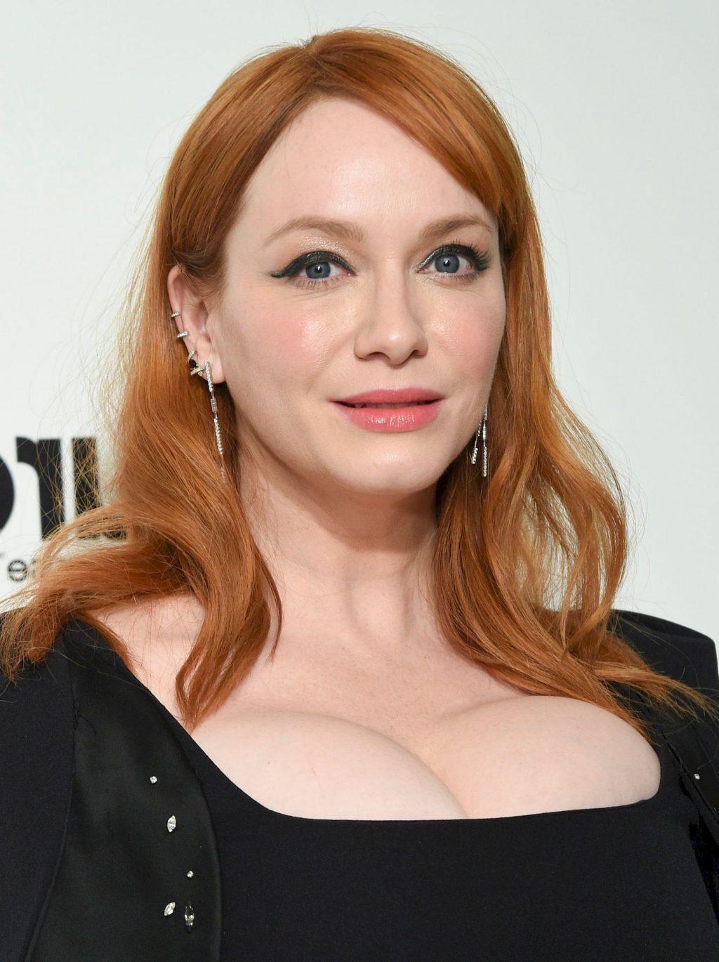 4P Christina Hendricks Cleavage