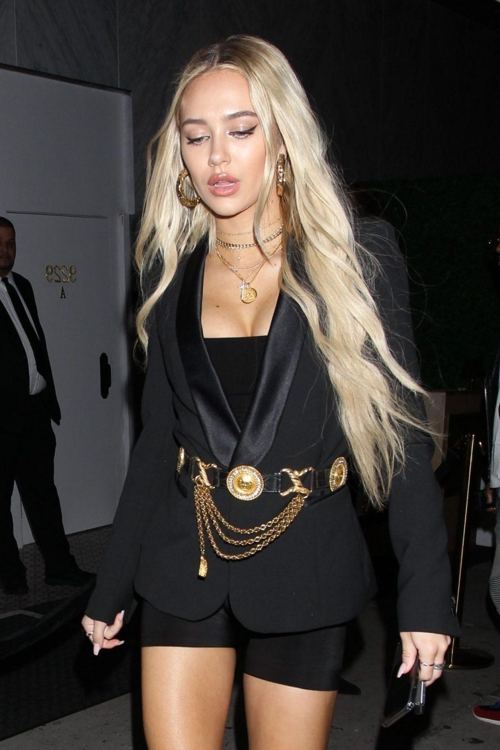 4P Delilah Belle Hamlin Cleavage