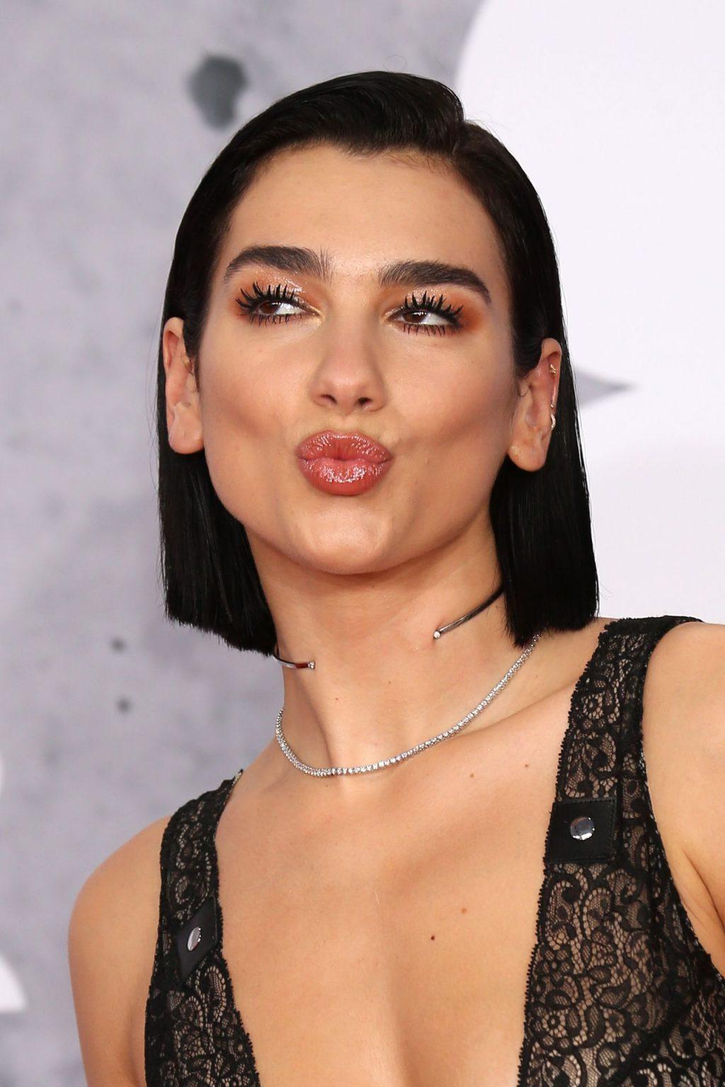 4P Dua Lipa Cleavage