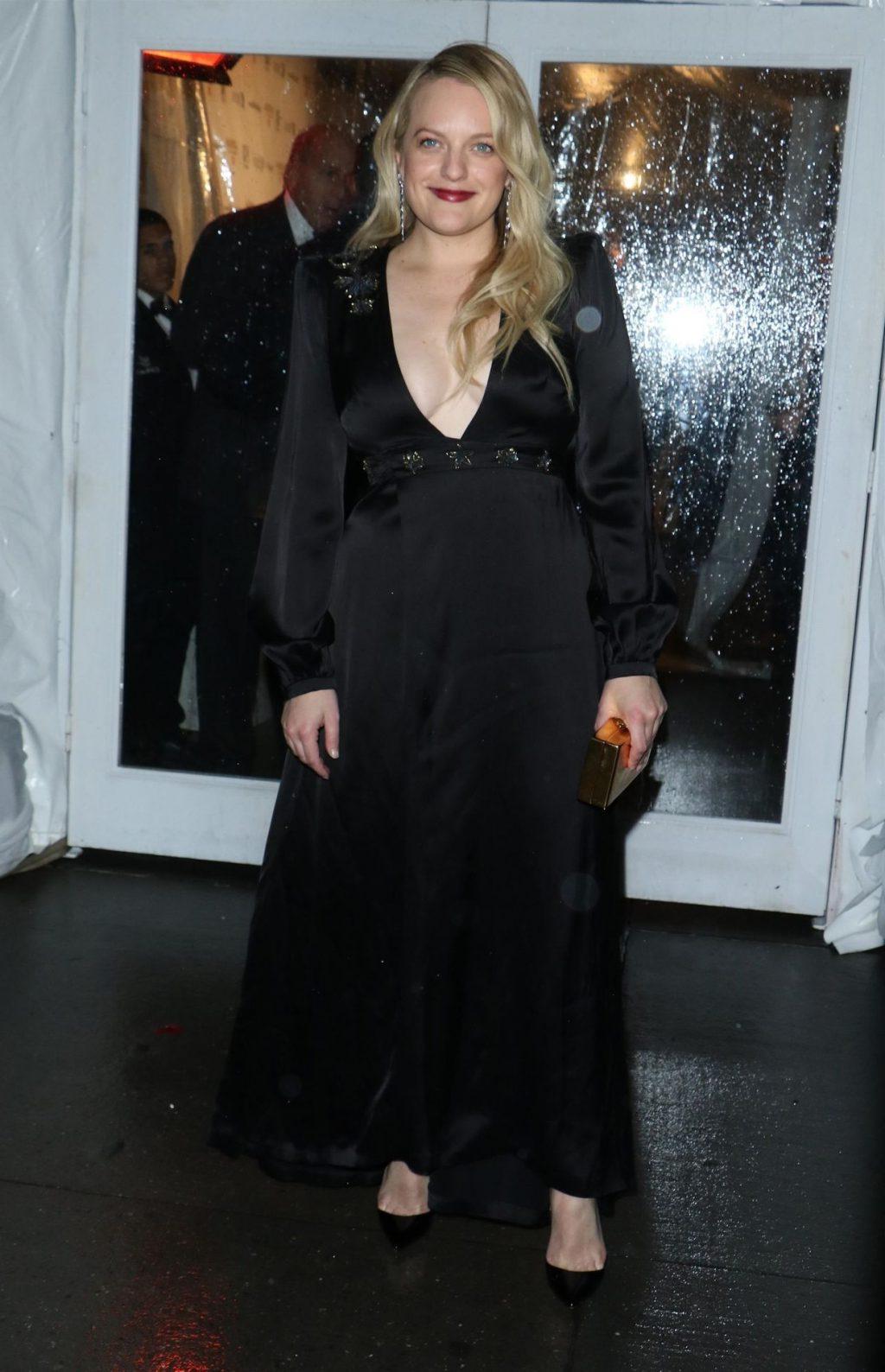 4P Elisabeth Moss Cleavage