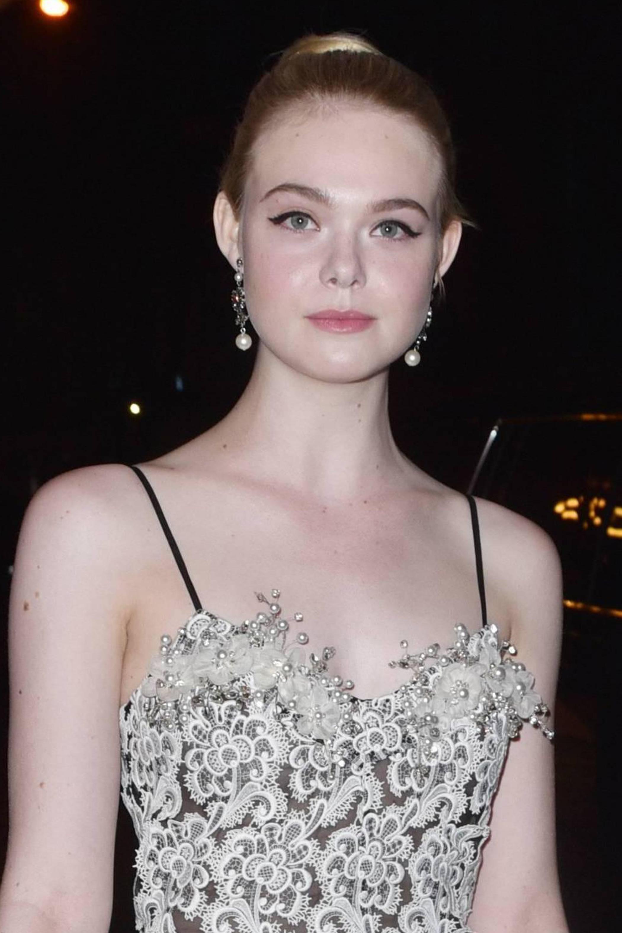 8P Elle Fanning Cleavage