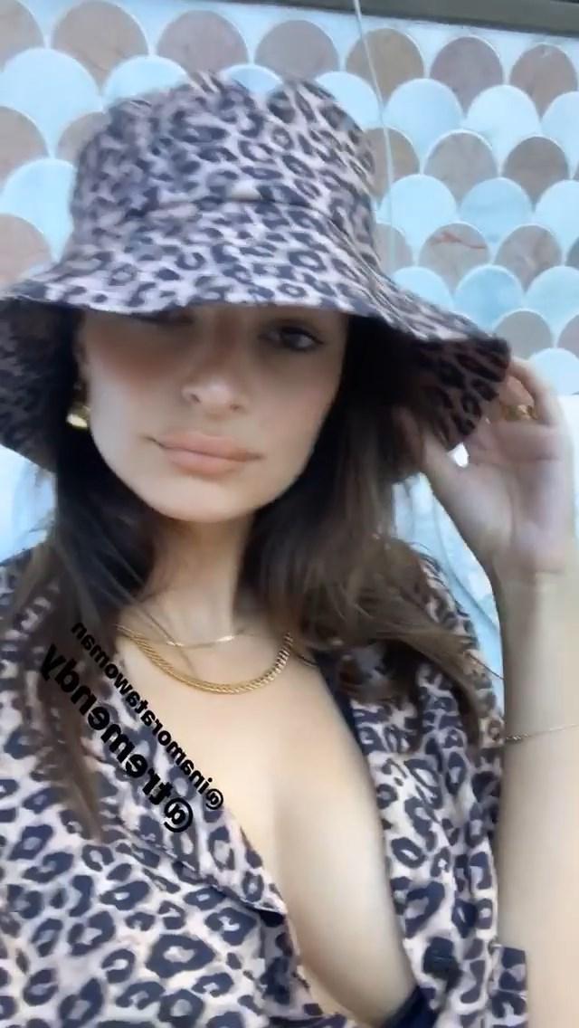 4P Emily Ratajkowski Cleavage