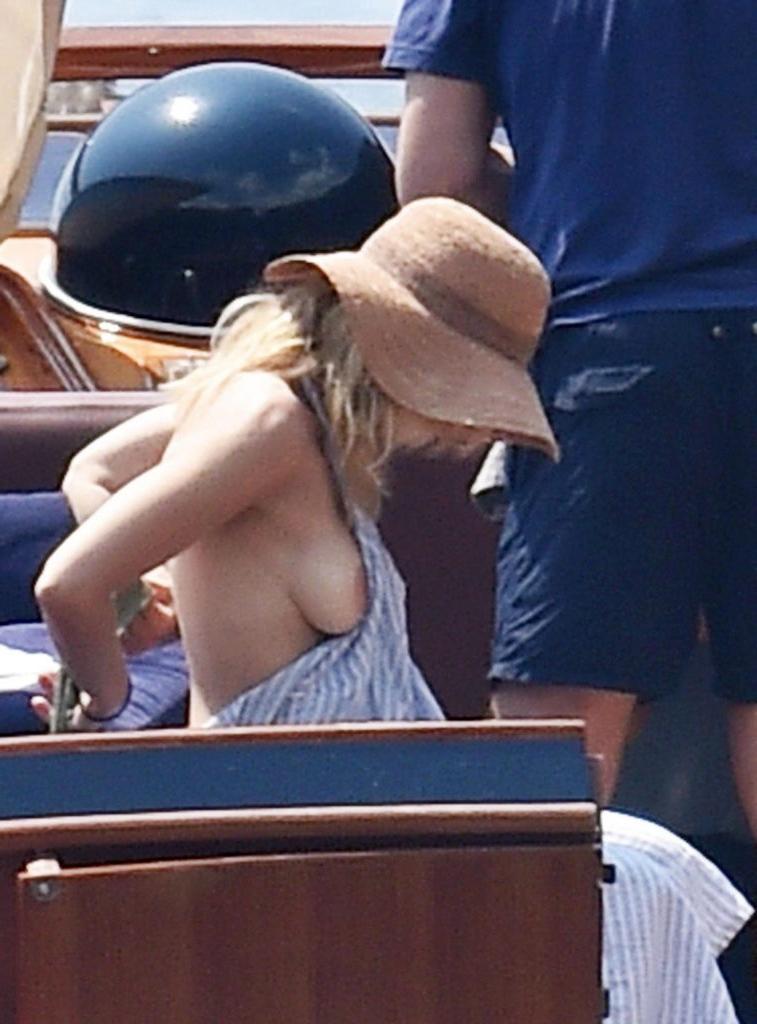 6P Gillian Anderson Nip Slip