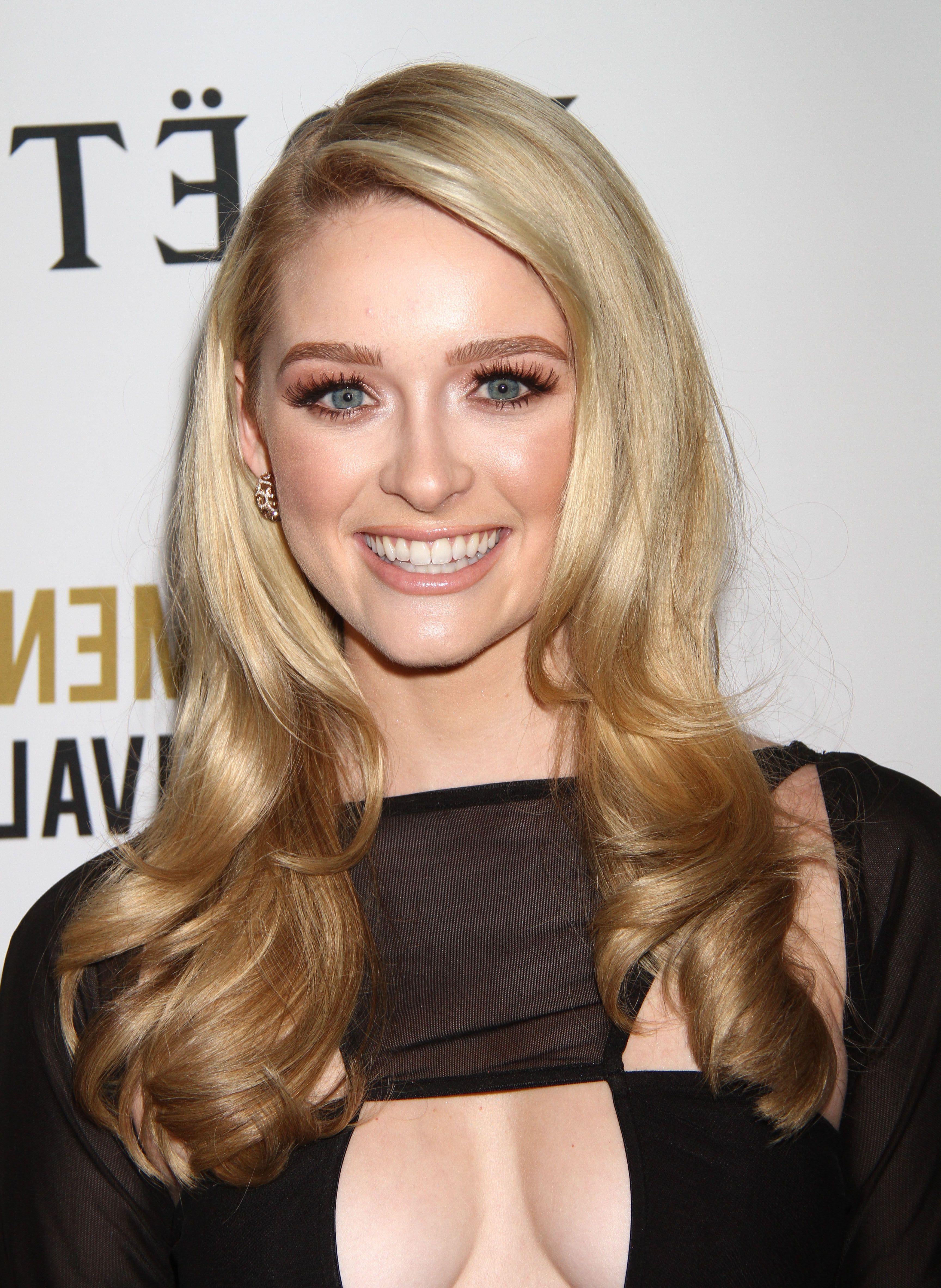 4P Greer Grammer Cleavage Photos