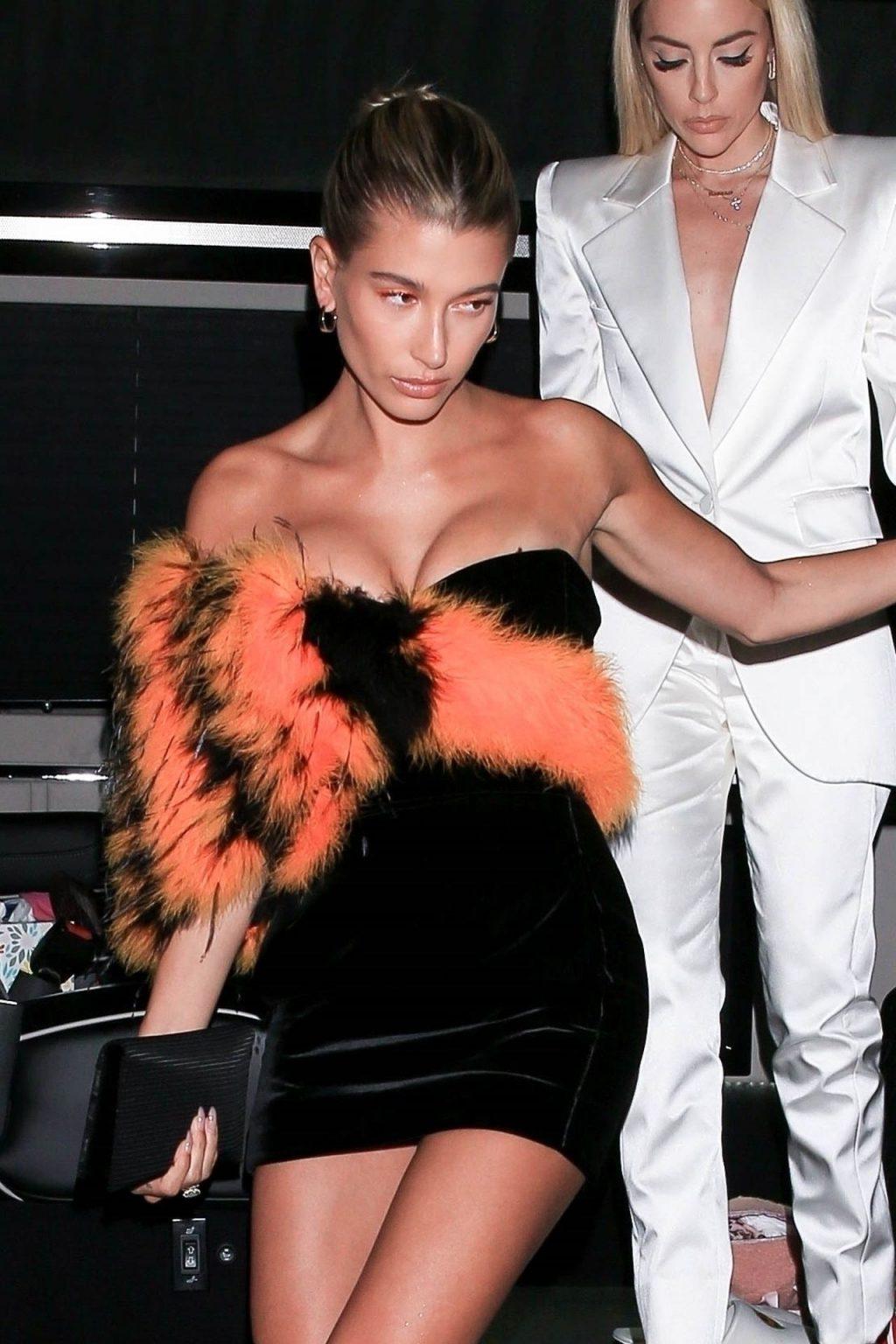 6P Hailey Bieber Cleavage