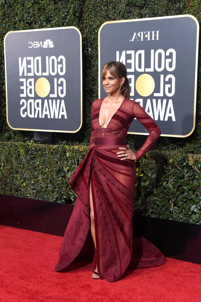 7P Halle Berry Cleavage
