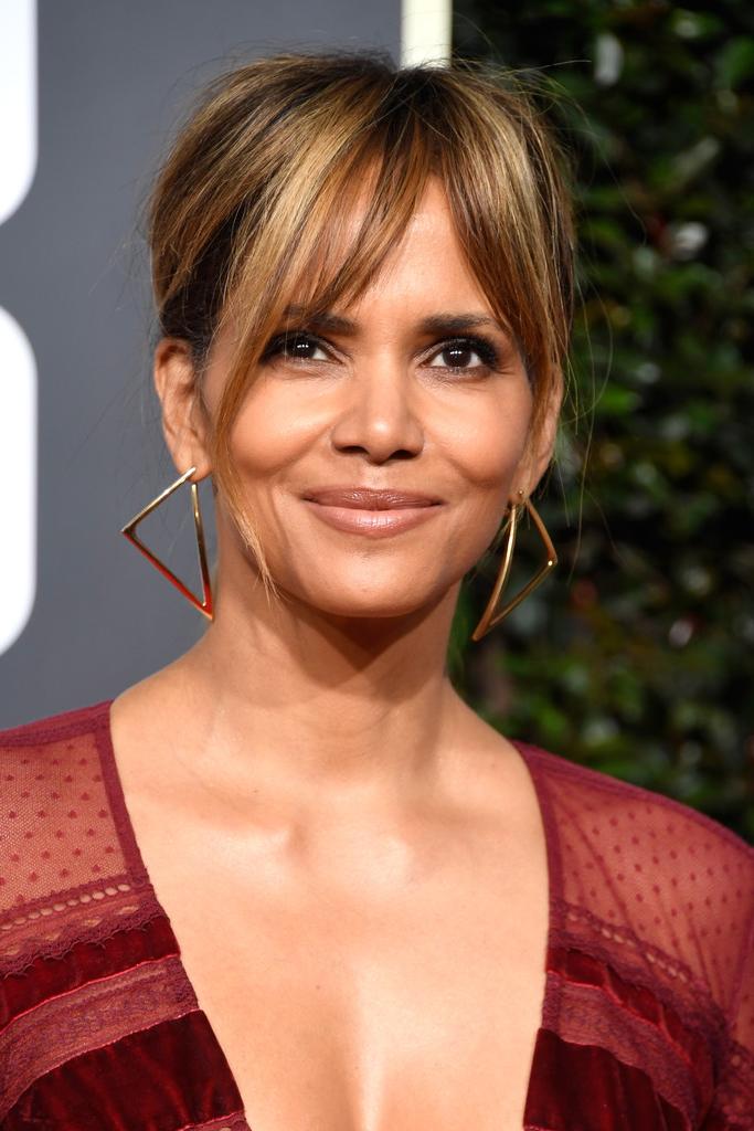 7P Halle Berry Cleavage