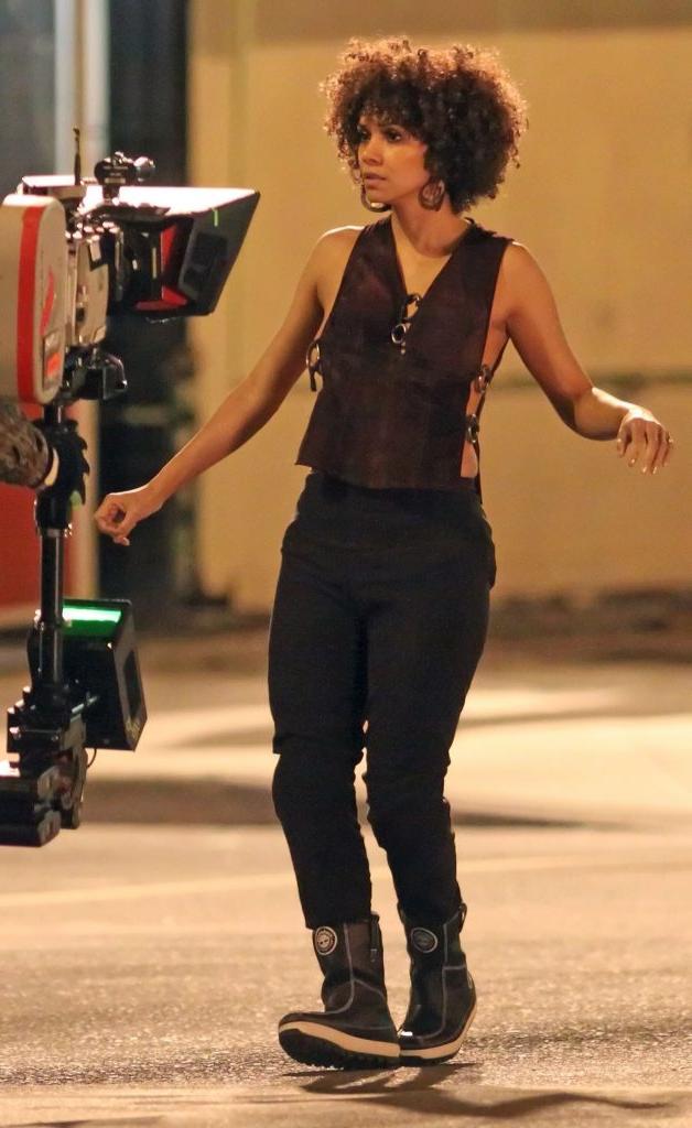 18P Halle Berry Boob Slip