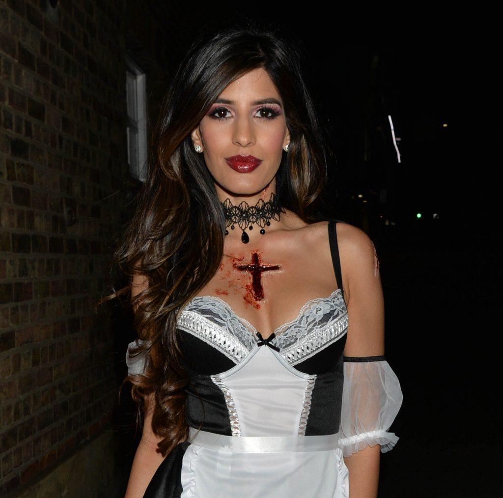 25P Jasmin Walia Cleavage
