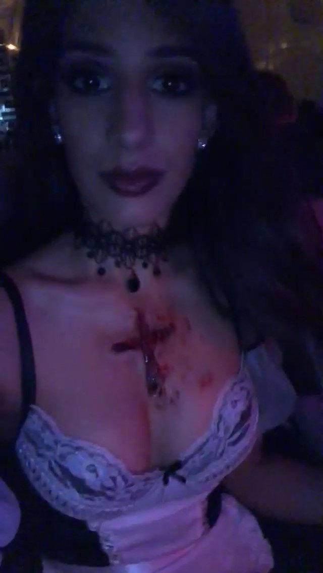 25P Jasmin Walia Cleavage