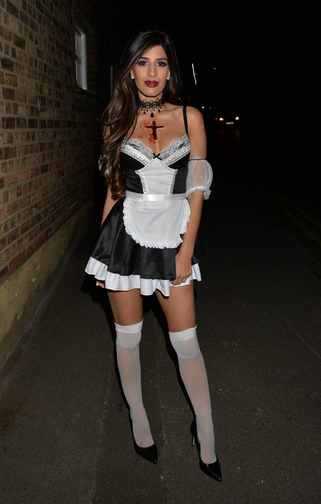 25P Jasmin Walia Cleavage