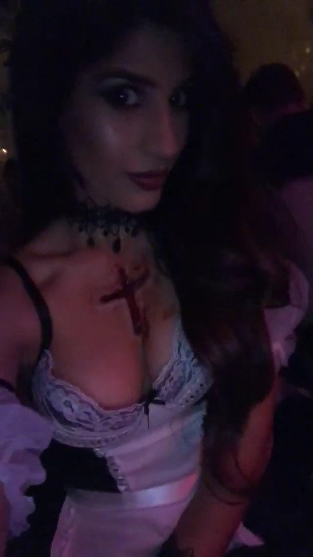 25P Jasmin Walia Cleavage