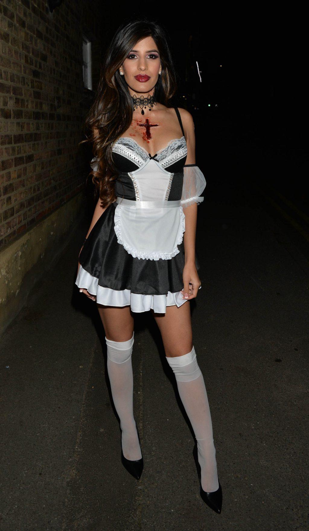 25P Jasmin Walia Cleavage