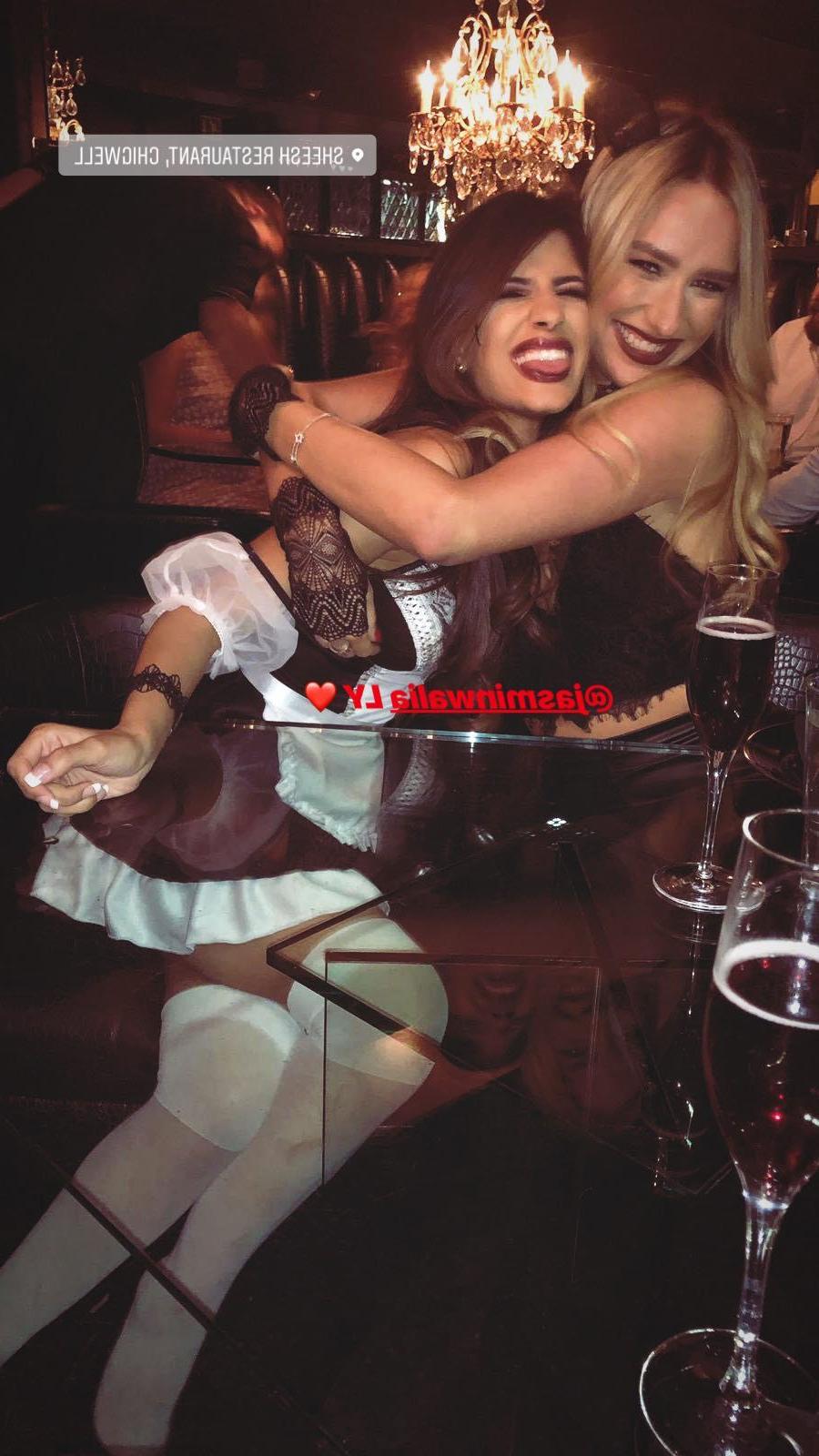 25P Jasmin Walia Cleavage