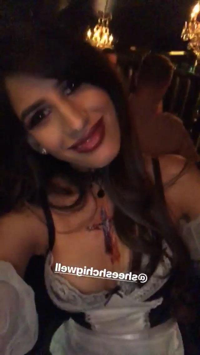 25P Jasmin Walia Cleavage