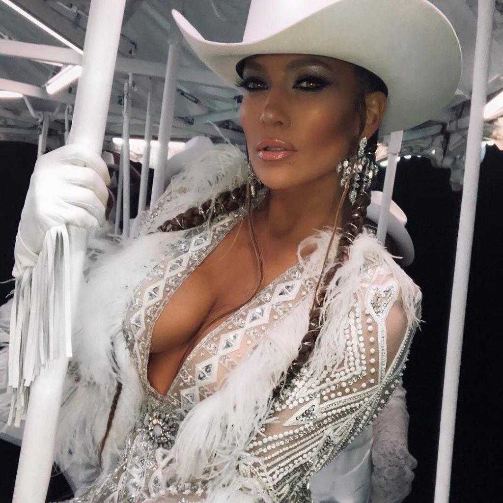 4P Jennifer Lopez Cleavage