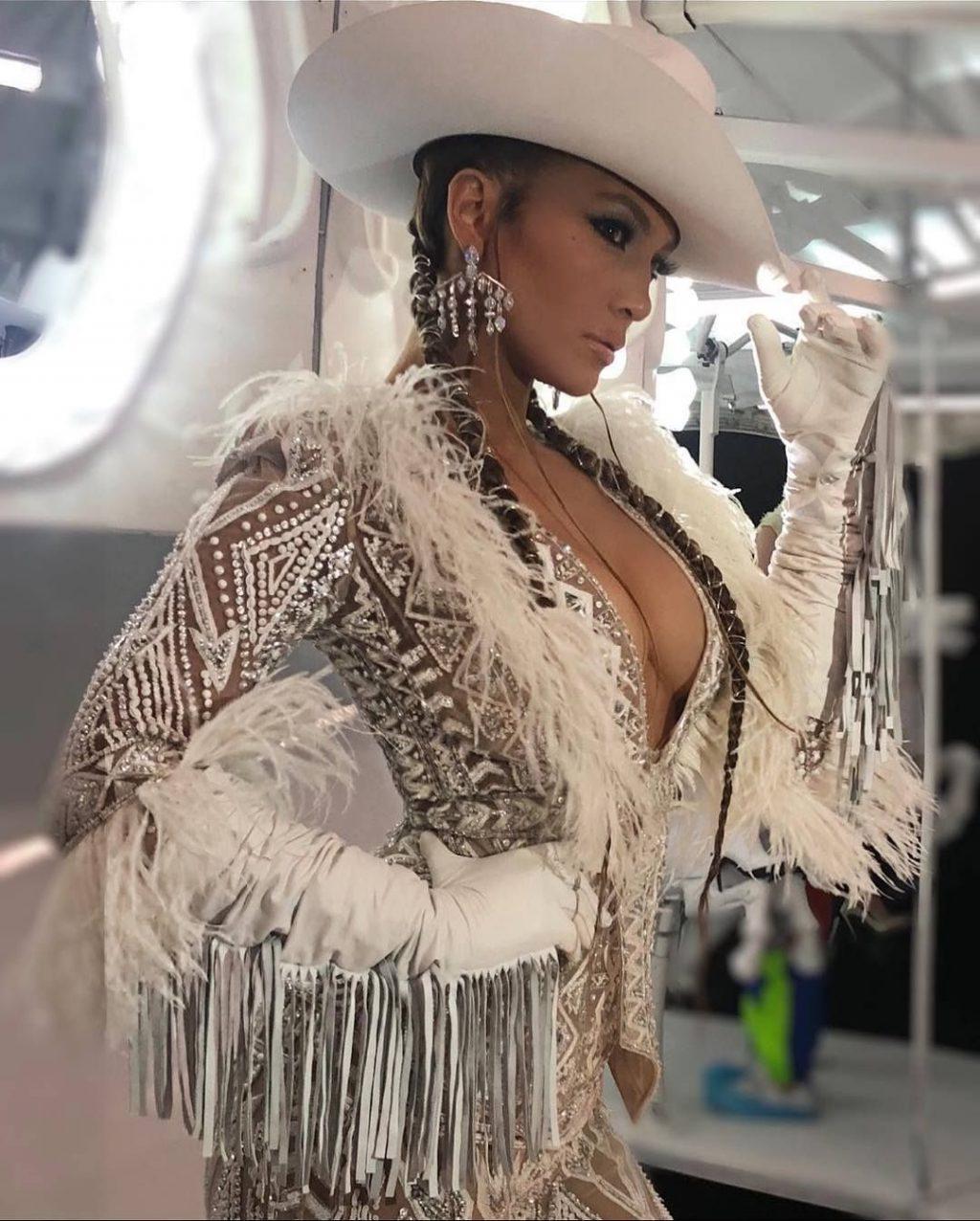 4P Jennifer Lopez Cleavage