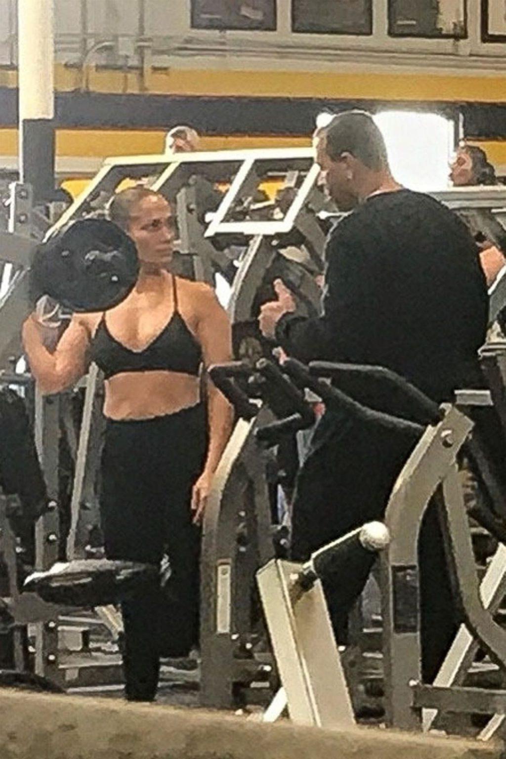 25P Jennifer Lopez Cleavage