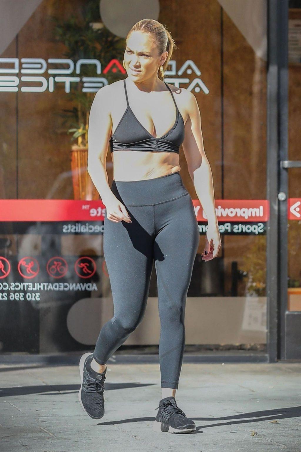 25P Jennifer Lopez Cleavage