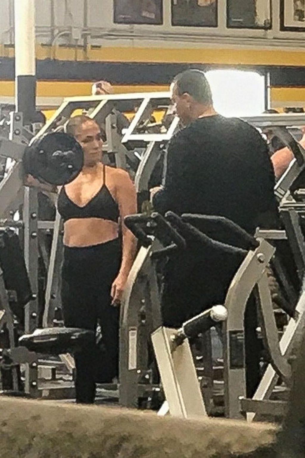 25P Jennifer Lopez Cleavage