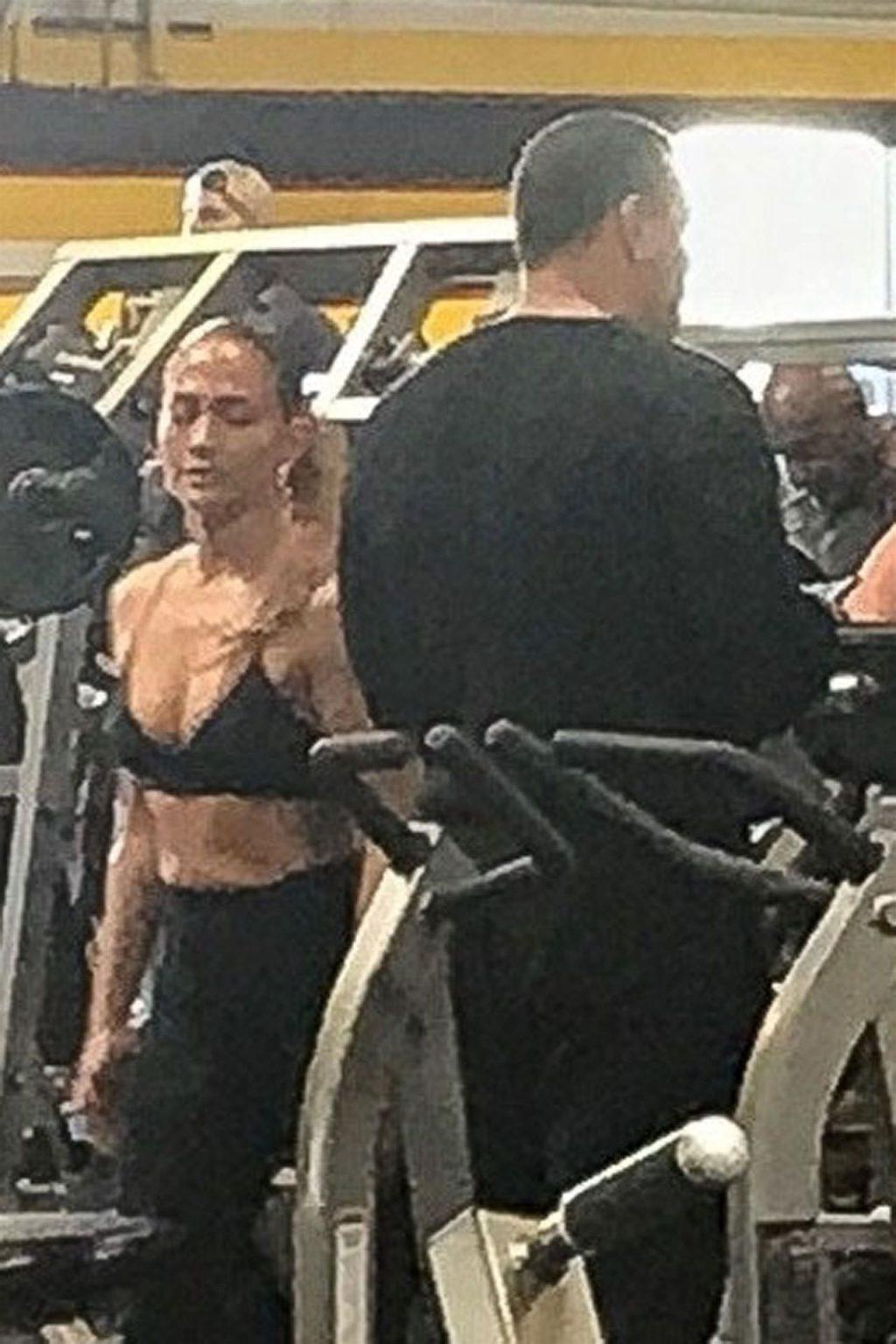 25P Jennifer Lopez Cleavage