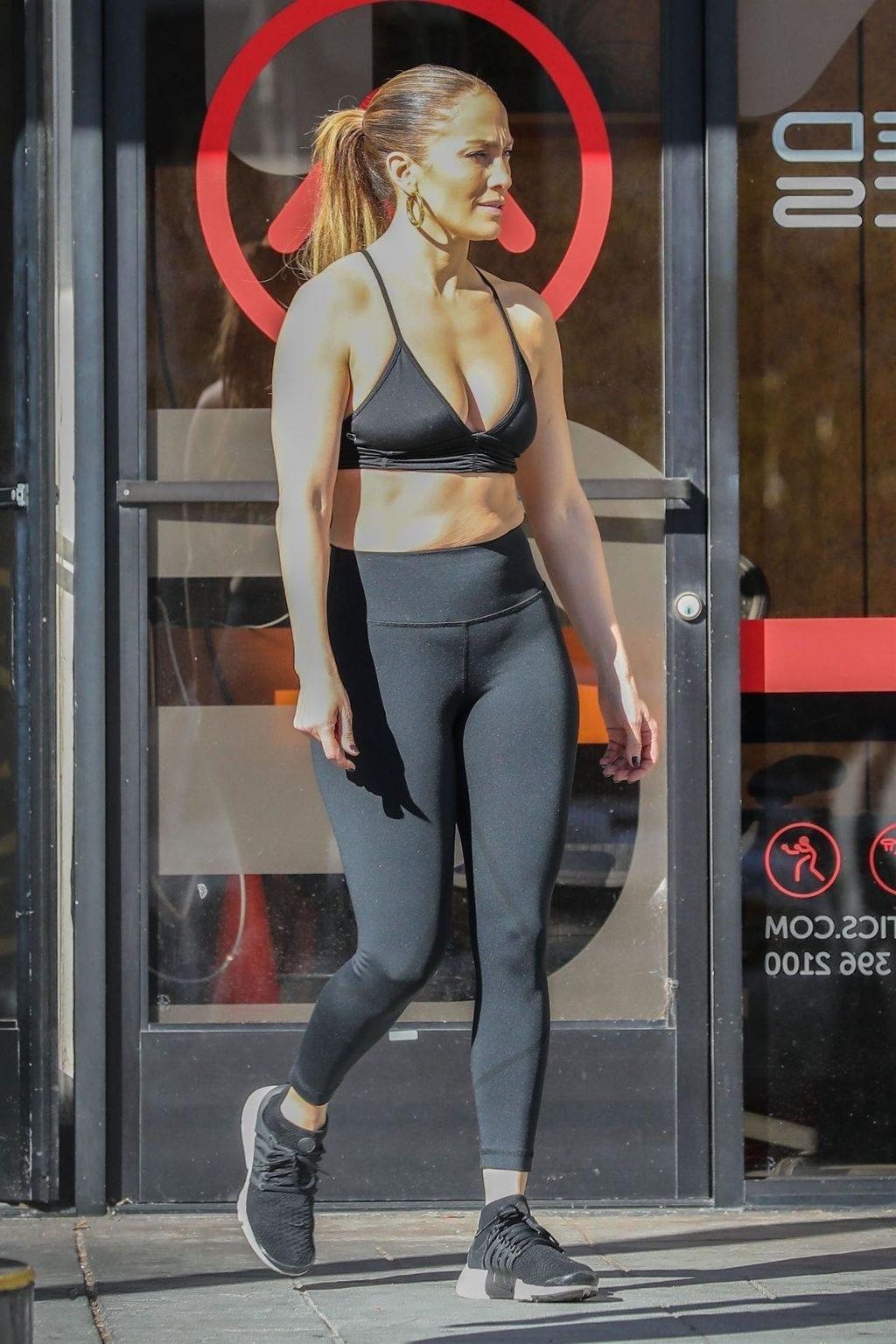 25P Jennifer Lopez Cleavage