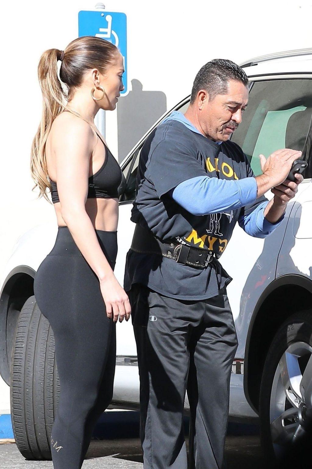 25P Jennifer Lopez Cleavage