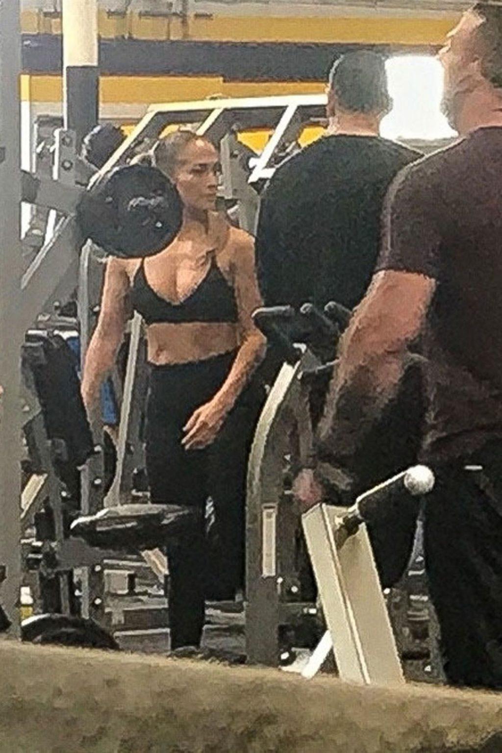 25P Jennifer Lopez Cleavage