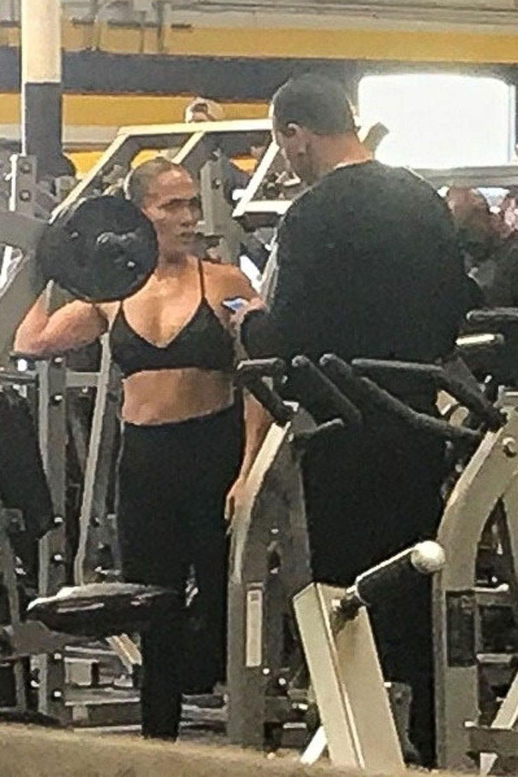 25P Jennifer Lopez Cleavage