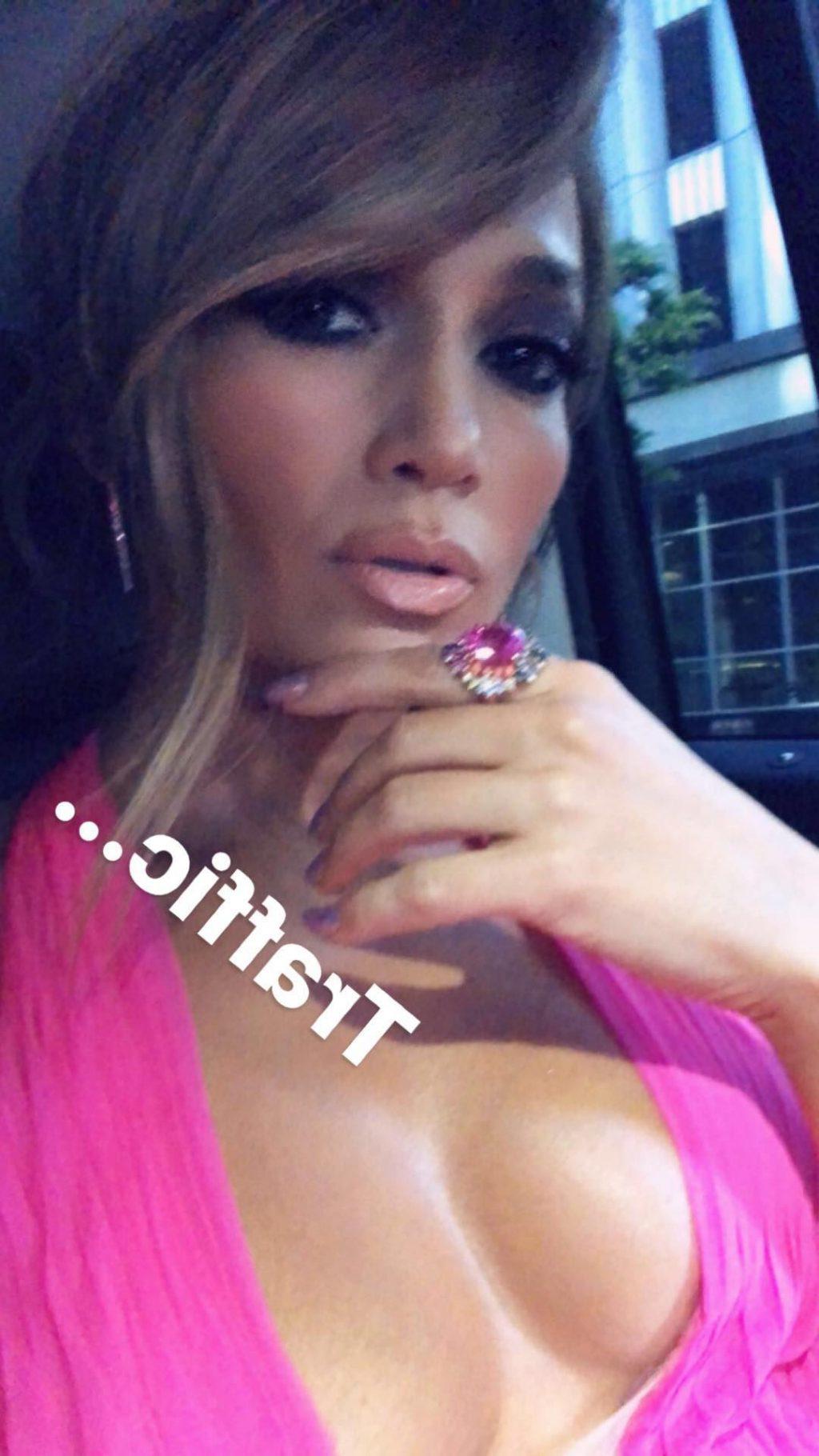 16P Jennifer Lopez Cleavage