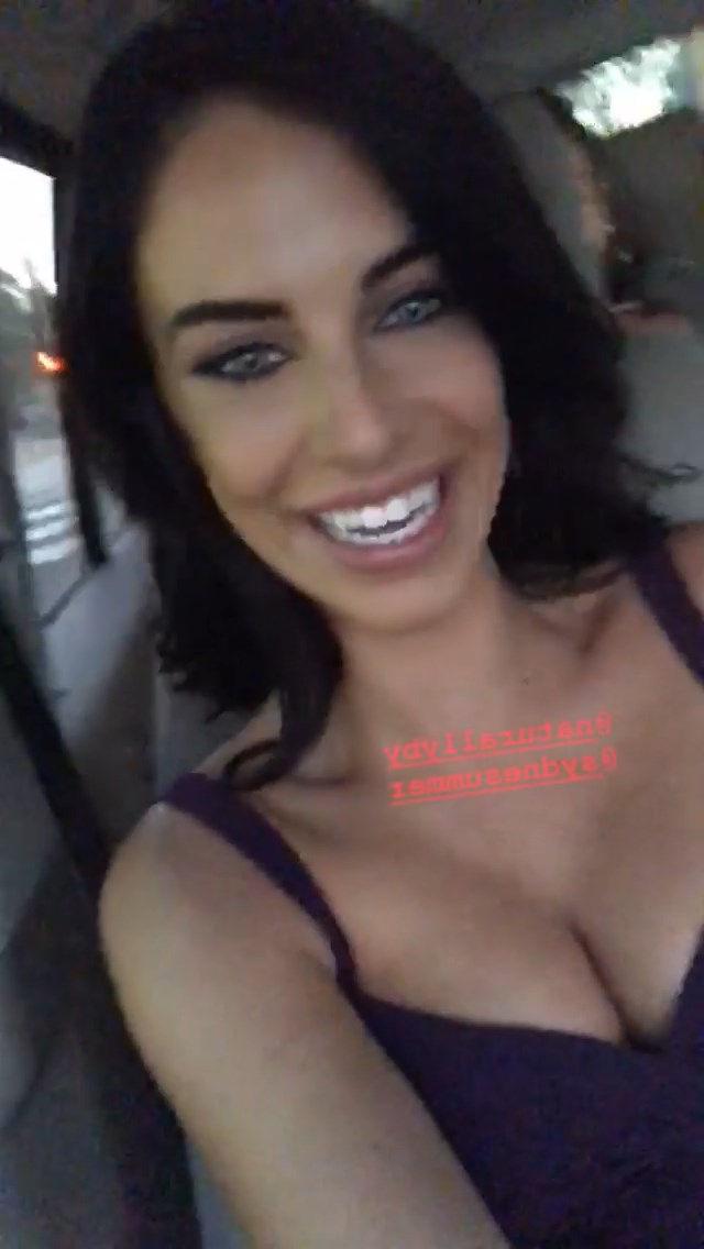 16P Jessica Lowndes Dekolleté