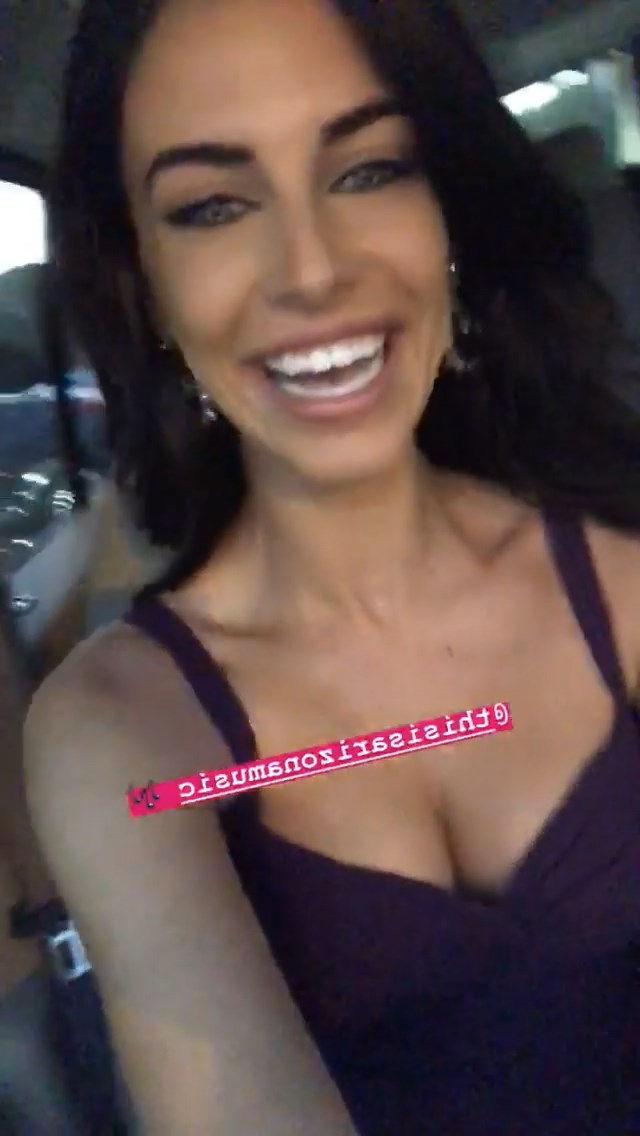 16P Jessica Lowndes Dekolleté