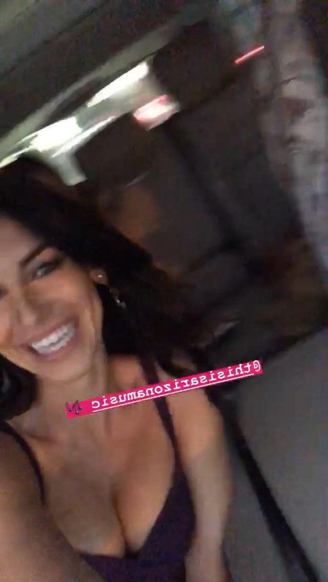 16P Jessica Lowndes Dekolleté
