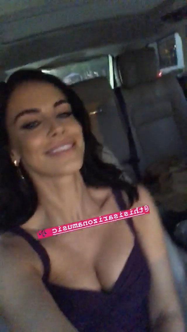 16P Jessica Lowndes Dekolleté