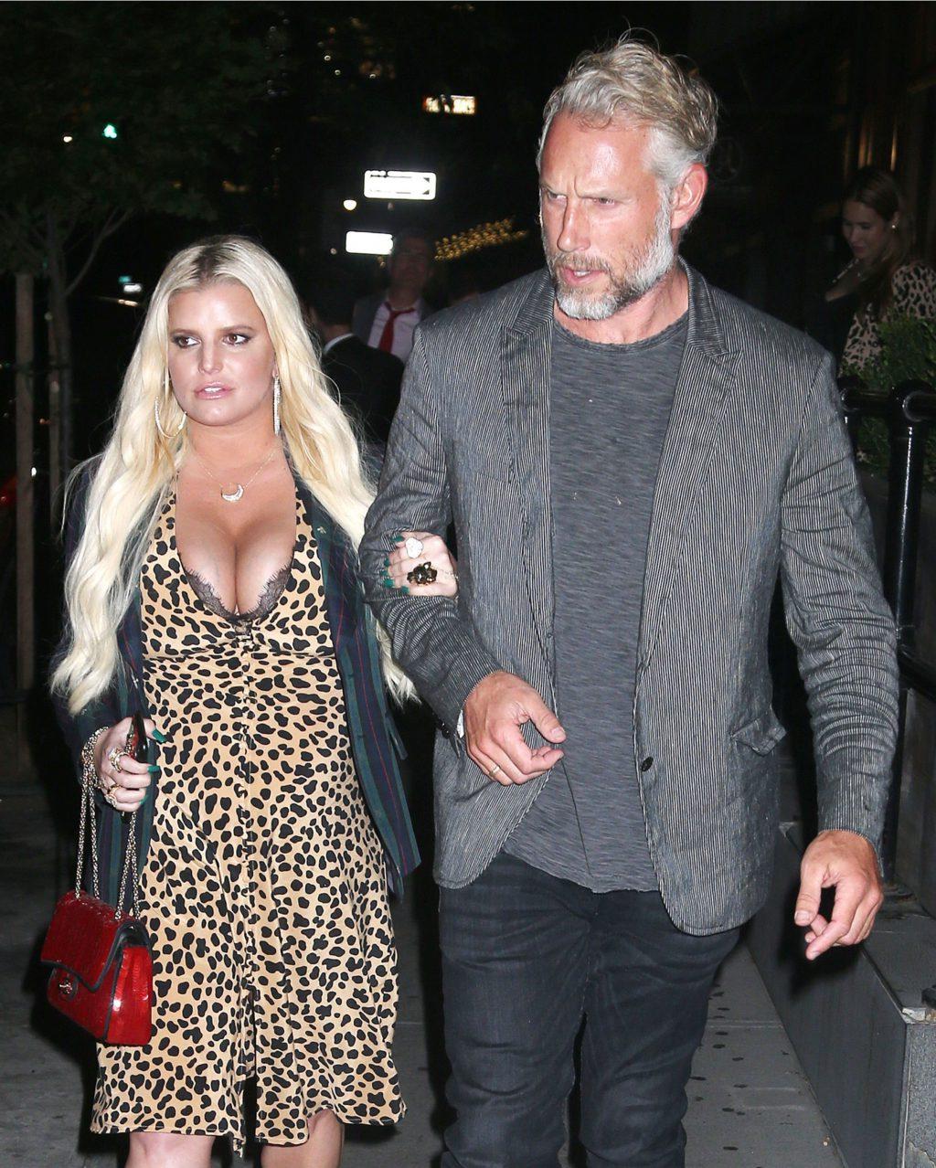 25P Jessica Simpson Cleavage