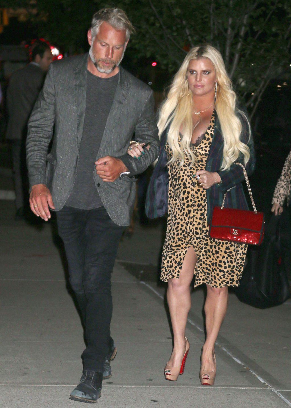 25P Jessica Simpson Cleavage