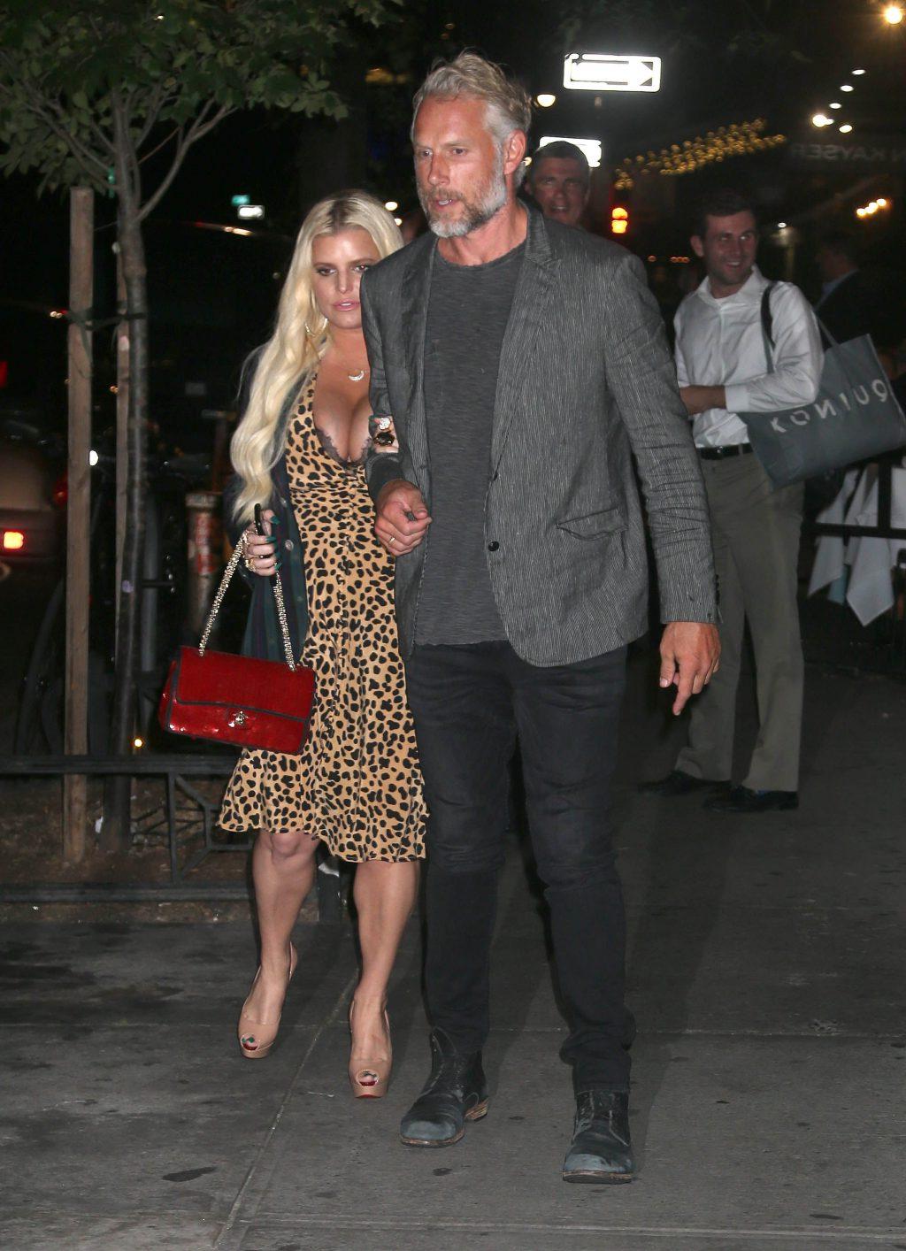 25P Jessica Simpson Cleavage