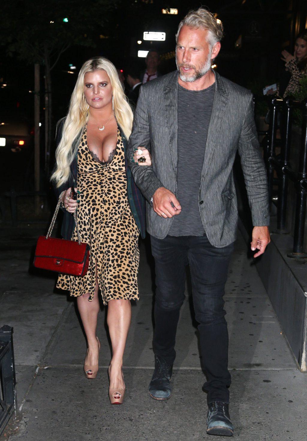 25P Jessica Simpson Cleavage