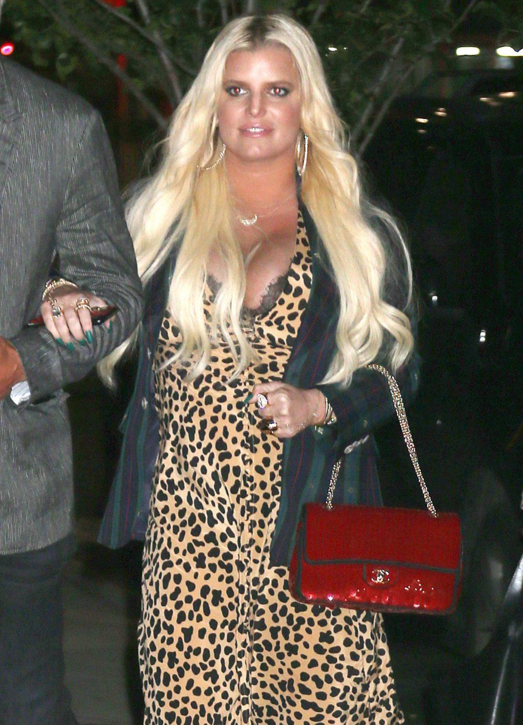 25P Jessica Simpson Cleavage