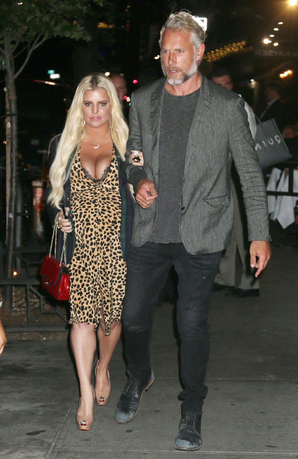 25P Jessica Simpson Cleavage