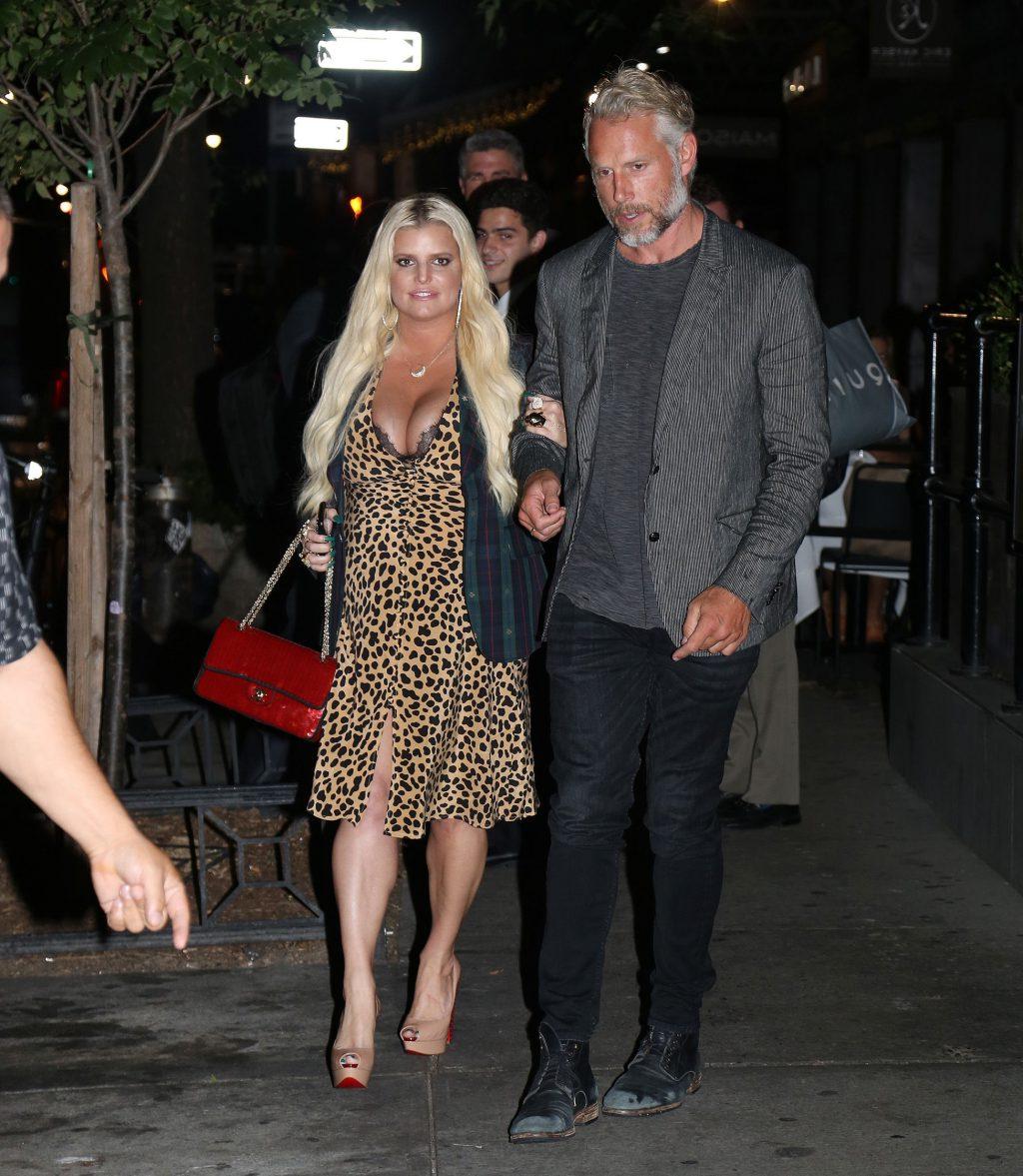 25P Jessica Simpson Cleavage