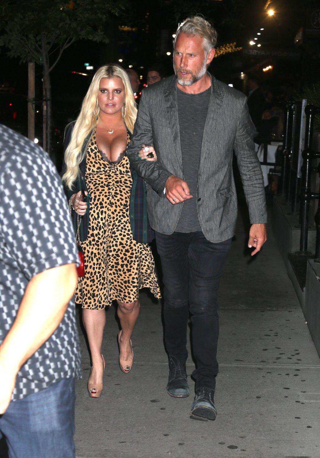 25P Jessica Simpson Cleavage