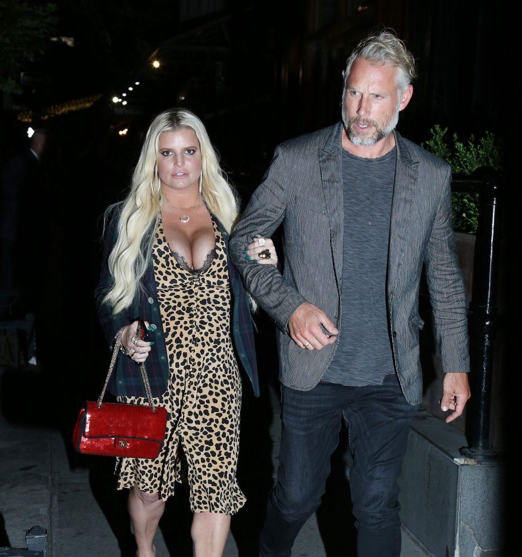 25P Jessica Simpson Cleavage