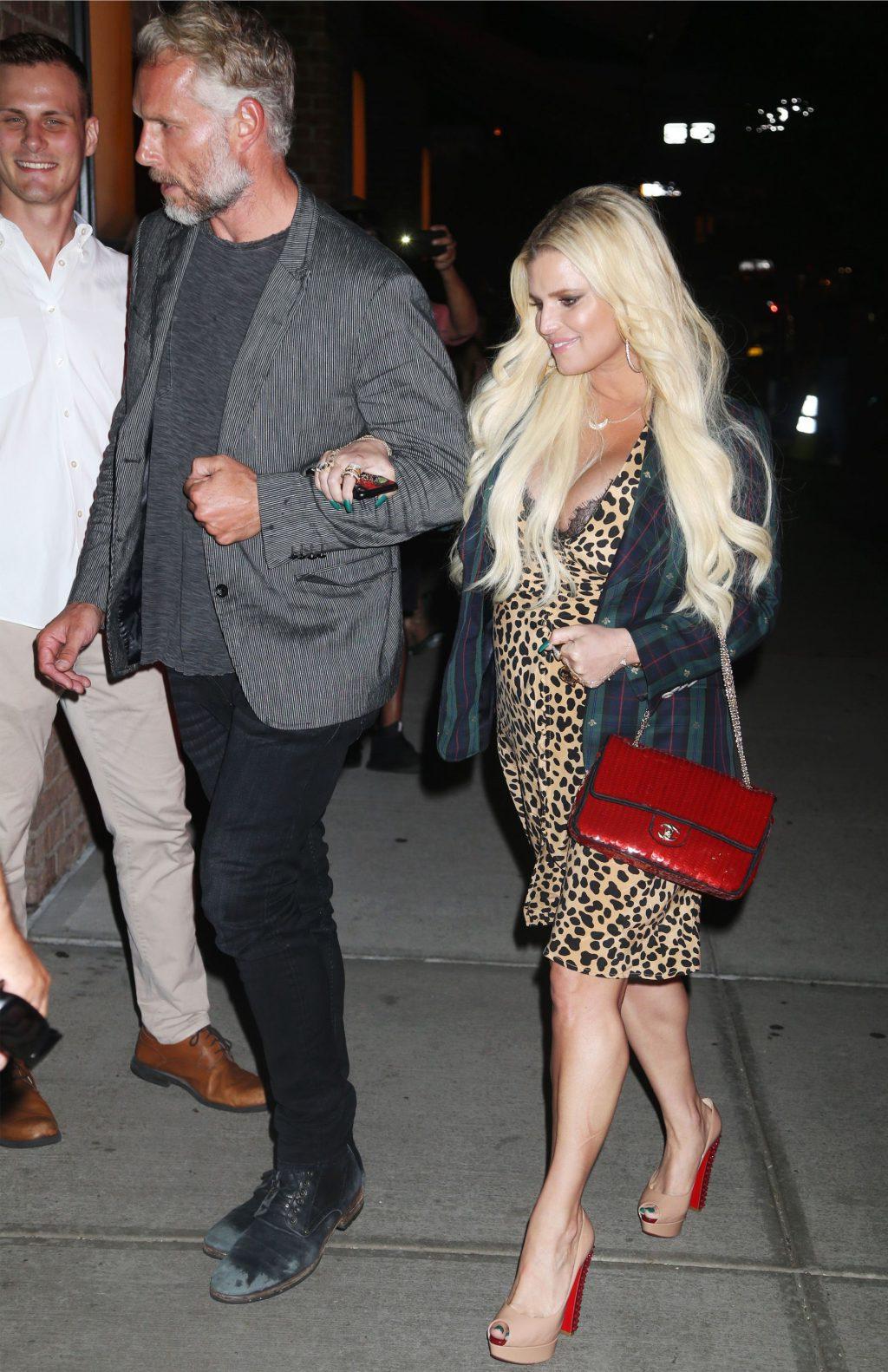25P Jessica Simpson Cleavage