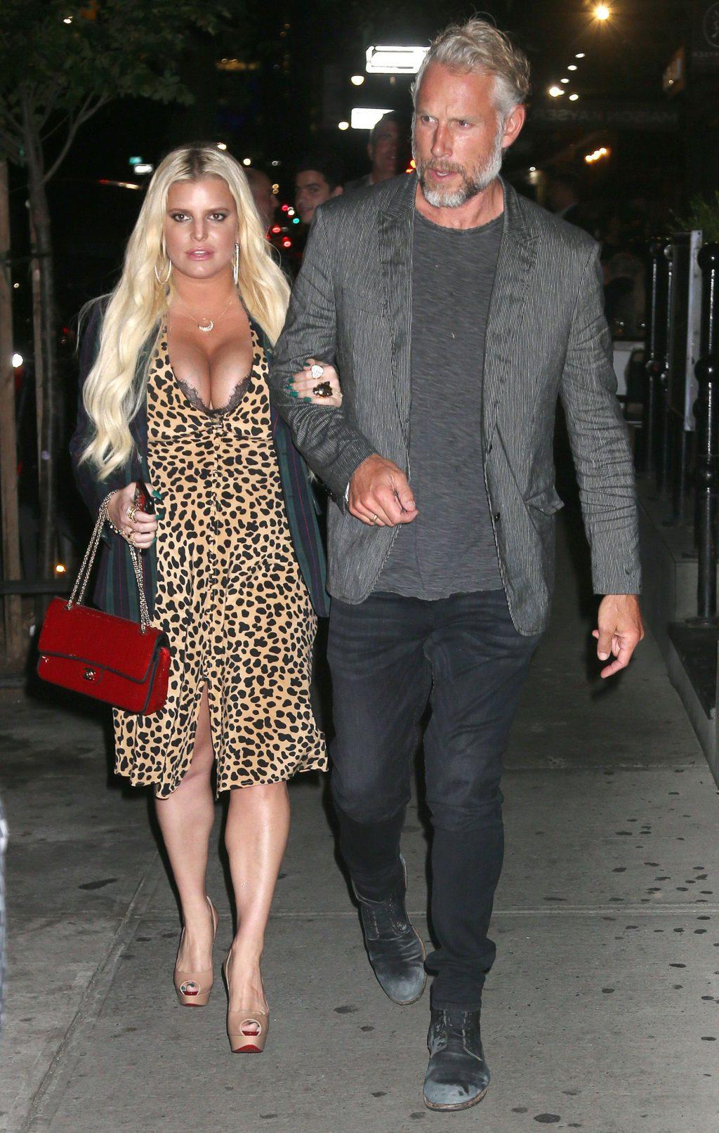25P Jessica Simpson Cleavage